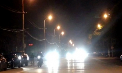 Mức phạt ô tô sử dụng đèn chiếu xa dụng đèn chiếu xa trong đô thị, khu đông dân cư